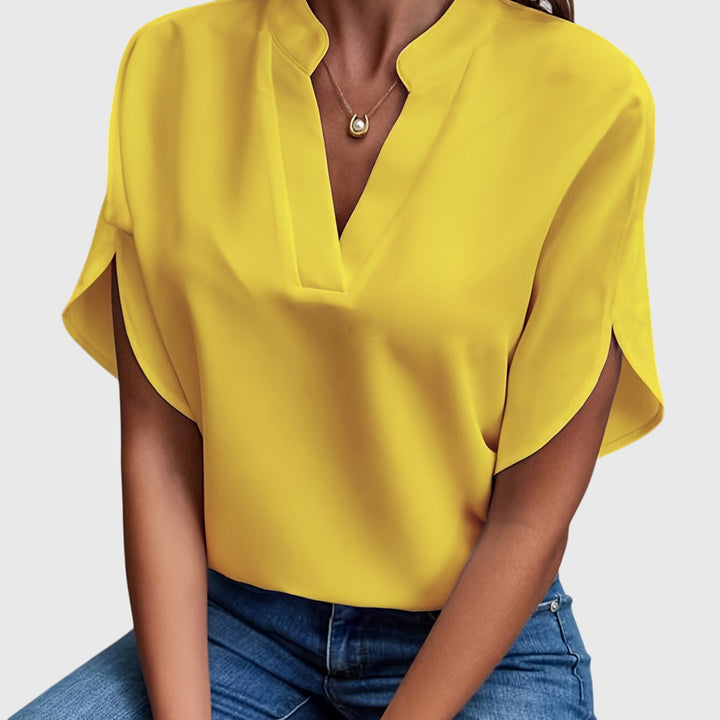 Comfortable long-sleeve women's blouse, combining casual ease with elegant sophistication.
