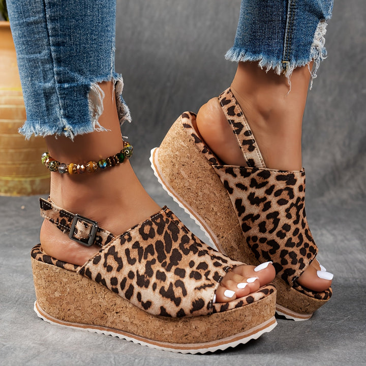 Casual women's platform sandals, adjustable and comfortable, ideal for everyday summer wear.