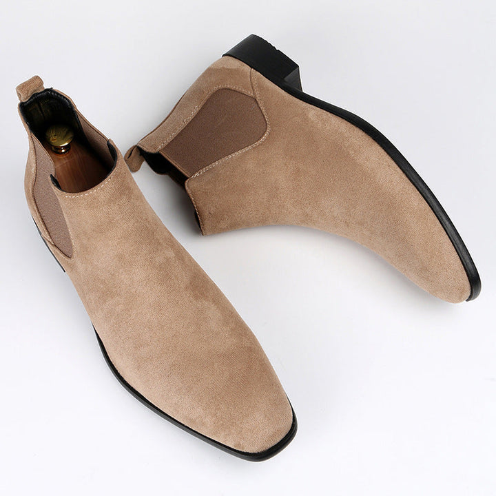 Practical women's slip-on Chelsea boots with a comfortable block heel, an essential for fall and winter wardrobes.