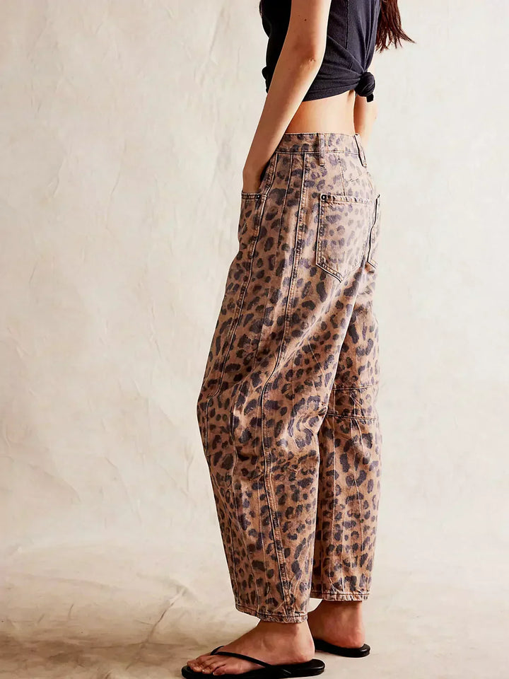 Fashionable women's wide-leg high-waisted jeans, versatile for trendy casual apparel and daily comfort.
